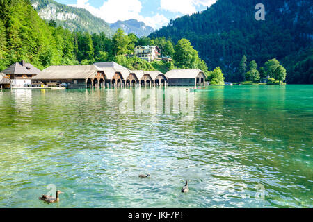 Il lago di Königssee con barca case, Alta Baviera, Baviera, Germania, Europa Foto Stock