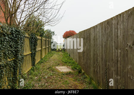 Britannico tradizionale cortile circondato da recinzione Foto Stock