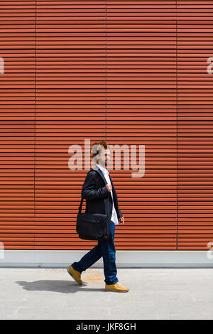 L'Italia, Firenze, Casual giovane imprenditore con dreadlocks in una città contemporanea Foto Stock