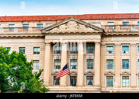 Commerce segretaria del dipartimento d'ingresso 15th Street bandiera di Washington DC. Di fronte alla Casa Bianca, commercio ha più dipartimenti, tra cui il Foto Stock