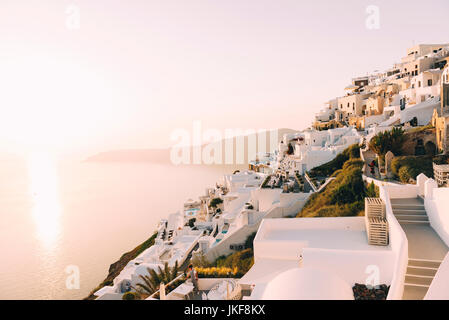 Fira, Santorini, Cicladi Grecia. Villaggio bianco vedute del mare al tramonto Foto Stock