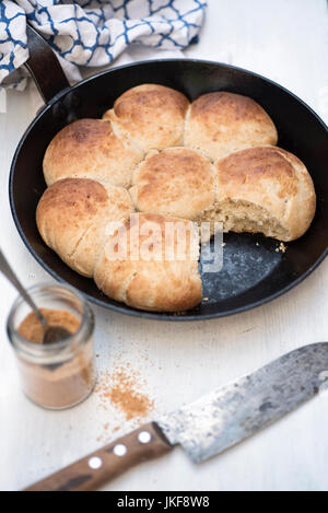 Hawaiian Pani Popo, dolce hawaiian rotoli fatta di farina di cocco e il latte, la farina di farro, lievito, zucchero di noce di cocco, olio di noce di cocco, vegan Foto Stock