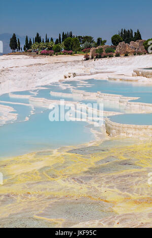 Pamukkale, Turchia, deposito di calcio piscine noto come travertini. Foto Stock