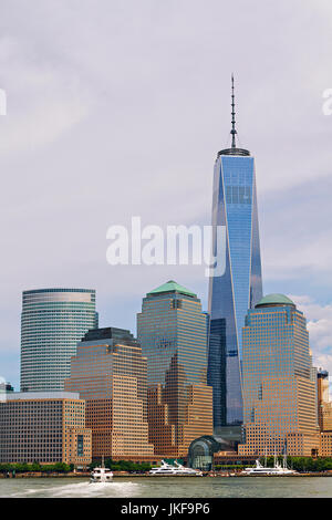 Skyline di New York City e One World Trade Center a New York City, Stati Uniti Foto Stock