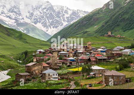Torri medievali e case del villaggio di Ushguli, nelle montagne del Caucaso, Georgia. Foto Stock