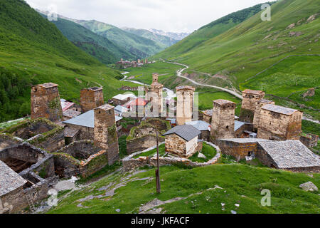 Torri medievali del villaggio Ushguli, nelle montagne del Caucaso, Georgia. Foto Stock