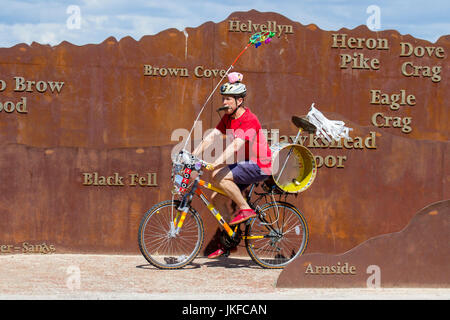 Morecambe, Lancashire, Regno Unito 23 luglio, 2017. Pete Moser un animatore di strada One Man Band da tutto il paese convergono sul lungomare di Morecambe per un divertimento free festival musicale di Mayhem. La One man band ha un posto speciale in tutti la fantasia e questa celebrazione di coordinamento è un evento unico e che cattura l'immaginazione dei cittadini, qualunque sia la loro età. Una volta visto mai dimenticata. Le bande sono disponibili in tutte le forme e dimensioni, riprodurre la musica di ogni genere. Credito; MediaWorldImages/Alamy Live News Foto Stock