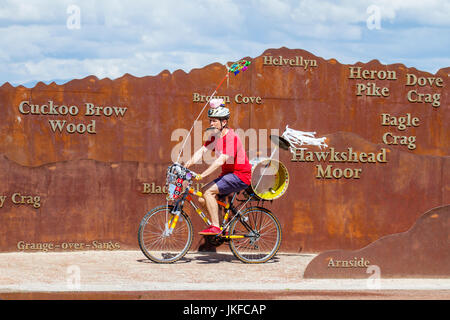 Morecambe, Lancashire, Regno Unito 23 luglio, 2017. Pete Moser un animatore di strada One Man Band da tutto il paese convergono sul lungomare di Morecambe per un divertimento free festival musicale di Mayhem. La One man band ha un posto speciale in tutti la fantasia e questa celebrazione di coordinamento è un evento unico e che cattura l'immaginazione dei cittadini, qualunque sia la loro età. Una volta visto mai dimenticata. Le bande sono disponibili in tutte le forme e dimensioni, riprodurre la musica di ogni genere. Credito; MediaWorldImages/Alamy Live News Foto Stock