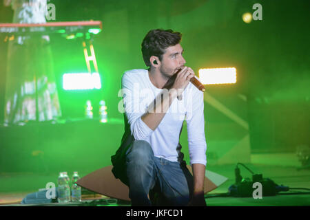 Napoli, Italia. 22 Luglio, 2017. Álvaro Soler spagnolo cantautore esegue sul palco del ETES Arena Flegrea di Napoli durante "Napoli rumorosa Fest' Credito: Mariano Montella/Alamy Live News Foto Stock