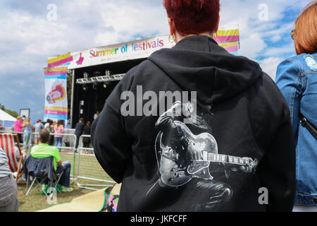 Londra, Regno Unito. 23 Luglio, 2017. Ventole assistere a Londra il primo festival di Elvis con omaggio agisce effettuando in Parsloes Park, Dagenham per il quarantesimo anniversario della morte di Elvis Presley Credito: amer ghazzal/Alamy Live News Foto Stock