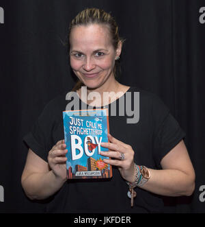 Brentwood, Essex, Regno Unito. 23 Luglio, 2017. Lara Williamson, bestselling di bambini autore ("un ragazzo chiamato speranza" e "chiamare me Spaghetti-Hoop Boy") , ha parlato di suoi libri e iscritto presso il Teatro di Brentwood come parte di Brentwood festival letterario. Credito: Ian Davidson/Alamy Live News Foto Stock