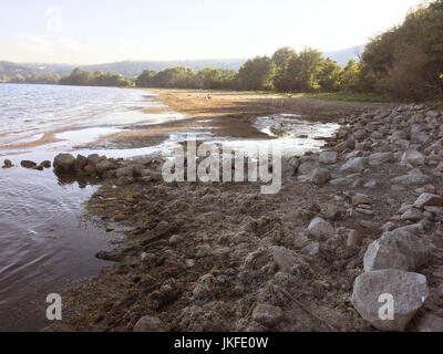 Roma, Italia. 22 Luglio, 2017. Il lago di Bracciano, situato vicino a Roma, Italia, 22 luglio 2017. I suoi livelli di acqua sono state preoccupantemente bassa a causa di lunghi periodi di siccità e le magie di calore - può provocare una carenza di acqua per la città di Roma. Le autorità competenti hanno ora proibito l'acqua società Acea di pompare acqua dal lago di Bracciano per la capitale italiana foto: Annette Reuther/dpa/Alamy Live News Foto Stock