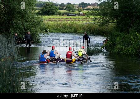 Alveston, Warwickshire, Regno Unito. 23 Luglio, 2017. Approccio concorrenti Alveston Weir sul fiume Avon come parte dell'annuale Wellesbourne e Stratford Lions gara Raft. La gara passa attraverso attraenti Warwickshire campagna tra il villaggio di Wasperton e la città di Stratford-upon-Avon. Credito: Colin Underhill/Alamy Live News Foto Stock