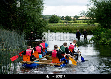 Alveston, Warwickshire, Regno Unito. 23 Luglio, 2017. Approccio concorrenti Alveston Weir sul fiume Avon come parte dell'annuale Wellesbourne e Stratford Lions gara Raft. La gara passa attraverso attraenti Warwickshire campagna tra il villaggio di Wasperton e la città di Stratford-upon-Avon. Credito: Colin Underhill/Alamy Live News Foto Stock