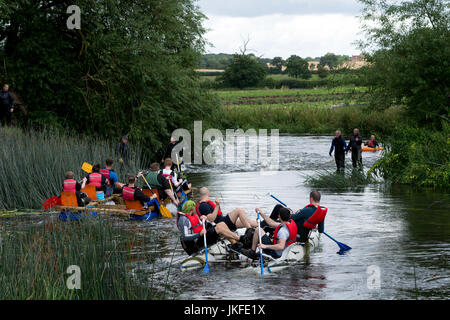 Alveston, Warwickshire, Regno Unito. 23 Luglio, 2017. Approccio concorrenti Alveston Weir sul fiume Avon come parte dell'annuale Wellesbourne e Stratford Lions gara Raft. La gara passa attraverso attraenti Warwickshire campagna tra il villaggio di Wasperton e la città di Stratford-upon-Avon. Credito: Colin Underhill/Alamy Live News Foto Stock