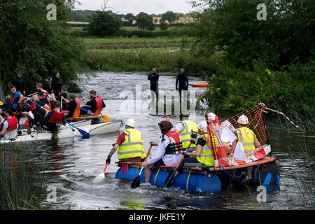 Alveston, Warwickshire, Regno Unito. 23 Luglio, 2017. Approccio concorrenti Alveston Weir sul fiume Avon come parte dell'annuale Wellesbourne e Stratford Lions gara Raft. La gara passa attraverso attraenti Warwickshire campagna tra il villaggio di Wasperton e la città di Stratford-upon-Avon. Credito: Colin Underhill/Alamy Live News Foto Stock