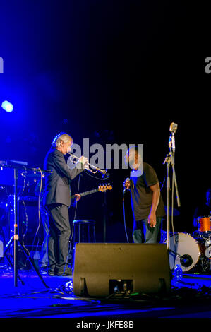 Valflaunes, Pic St Loup, Occitanie Francia: 22 luglio 2017. Il Festival di musica, Hortus Live nel dominio dell'Hortus, Wine Estate. Eric Truffaz Quartet in concerto con la partecipazione di Sly Johnson. Credito: Digitalman/Alamy Live News Foto Stock