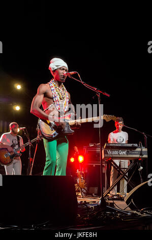 Valflaunes, Pic St Loup, Occitanie Francia: 22 luglio 2017. Il Festival di musica, Hortus Live nel dominio dell'Hortus, Wine Estate. Vaudou gruppo gioco in concerto. Credito: Digitalman/Alamy Live News Foto Stock