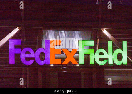 Segno FedExField illuminata di notte dopo Washington Redskins vs New York Giants tenutasi il 01 gennaio 2017 a FedExField Landover in Maryland. Foto Stock