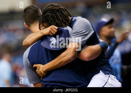 San Pietroburgo, Florida, Stati Uniti d'America. 23 Luglio, 2017. Sarà VRAGOVIC | Orari.Tampa Bay Rays a partire lanciatore Chris Archer (22) abbraccia center fielder Kevin Kiermaier (39) prima di iniziare il gioco tra i Rangers di Texas e il Tampa Bay Rays a Tropicana in Campo San Pietroburgo, Fla. Domenica, Luglio 23, 2017. Credito: Sarà Vragovic/Tampa Bay volte/ZUMA filo/Alamy Live News Foto Stock