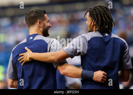 San Pietroburgo, Florida, Stati Uniti d'America. 23 Luglio, 2017. Sarà VRAGOVIC | Orari.Tampa Bay Rays center fielder Kevin Kiermaier (39) con a partire lanciatore Chris Archer (22) prima di iniziare il gioco tra i Rangers di Texas e il Tampa Bay Rays a Tropicana in Campo San Pietroburgo, Fla. Domenica, Luglio 23, 2017. Credito: Sarà Vragovic/Tampa Bay volte/ZUMA filo/Alamy Live News Foto Stock