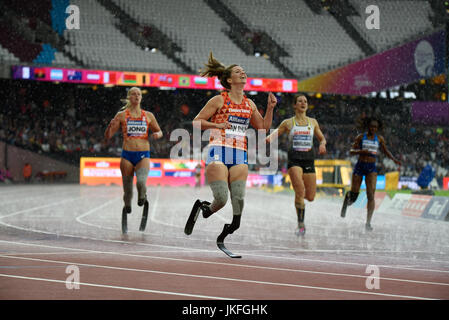 Marlou van Rhijn - soprannominato lama Babe - vincere l'oro nei 200 m T44 al mondo Para di Atletica allo stadio Olimpico in insidiose condizioni temporale Foto Stock