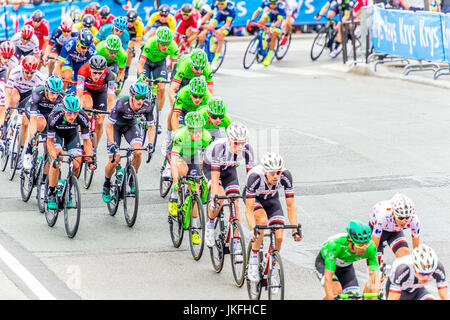 Parigi, Francia. 23 Luglio, 2017. I ciclisti nel finale di tappa del Tour de France come completano questa gamba a Parigi. Credito: Samantha Ohlsen/Alamy Live News Foto Stock