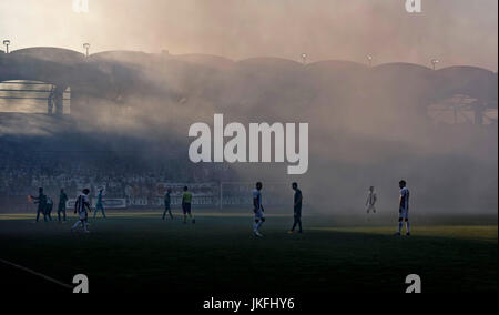 Budapest, Ungheria. 23 Luglio, 2017. Gli ultras di Újpest FC esplodere bombe di fumo durante l'Ungherese Banca OTP Liga match tra Újpest FC e Ferencvarosi TC a Ferenc Szusza Stadium il 23 luglio 2017 a Budapest, Ungheria. Credito: Laszlo Szirtesi/Alamy Live News Foto Stock