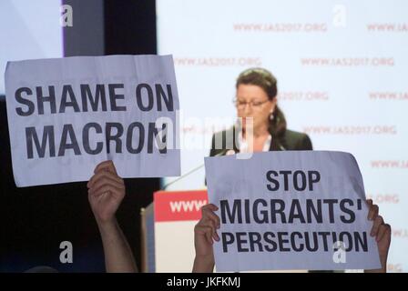 Parigi, Francia, IAS, Conferenza internazionale sulla società dell'AIDS, attivisti dell'AIDS che protestano contro la mancata apparizione del presidente francese Macron alla conferenza, rappresentata da Agnes Buzyn, (ex) Ministro della solidarietà e della salute, Francia, slogan della giustizia sociale Foto Stock