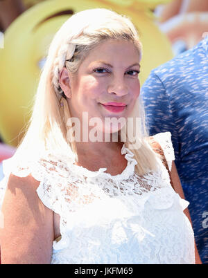 Westwood, California, Stati Uniti d'America. 23 Luglio, 2017. Tori Spelling arriva per la premiere del film "Il filmato Emoji' al Regency Village theatre. Credito: Lisa O'Connor/ZUMA filo/Alamy Live News Foto Stock