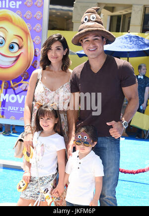 Westwood, California, Stati Uniti d'America. 23 Luglio, 2017. Mario Lopez, Courtney Laine Mazza, Dominic Lopez, Gia Francesca Lopez arriva per la premiere del film "Il filmato Emoji' al Regency Village theatre. Credito: Lisa O'Connor/ZUMA filo/Alamy Live News Foto Stock