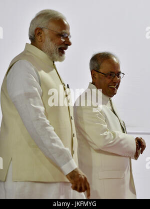 (170724) -- NEW DELHI, 24 luglio 2017 (Xinhua) -- Indian presidente uscente Pranab Mukherjee (R) e il primo ministro Narendra Modi a piedi l'addio alla cerimonia di premiazione che si terrà al Parlamento indiano a New Delhi, 23 luglio, 2017. Il neo eletto presidente di Ram Nath Kovind sarà giurato il 25 luglio presso la sala centrale del Parlamento. (Xinhua/Stringer) (zy) Foto Stock