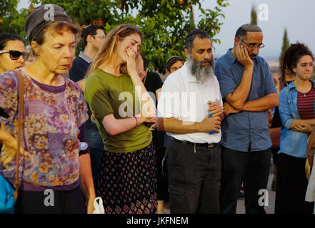 Modi'in, Modi nel cimitero. 23 Luglio, 2017. Le persone che frequentano i funerali dei tre israeliani uccisi in Cisgiordania insediamento di Halamish, in modi nel cimitero, il 23 luglio 2017. Un coltello-wielding uomo Palestinese pugnalato e ucciso tre israeliani e gravemente ferito un altro nella West Bank Settlement di Halamish venerdì scorso. Credito: Gil Cohen Magen/Xinhua/Alamy Live News Foto Stock