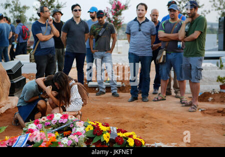 Modi'in, Modi nel cimitero. 23 Luglio, 2017. Le persone che frequentano i funerali dei tre israeliani uccisi in Cisgiordania insediamento di Halamish, in modi nel cimitero, il 23 luglio 2017. Un coltello-wielding uomo Palestinese pugnalato e ucciso tre israeliani e gravemente ferito un altro nella West Bank Settlement di Halamish venerdì scorso. Credito: Gil Cohen Magen/Xinhua/Alamy Live News Foto Stock