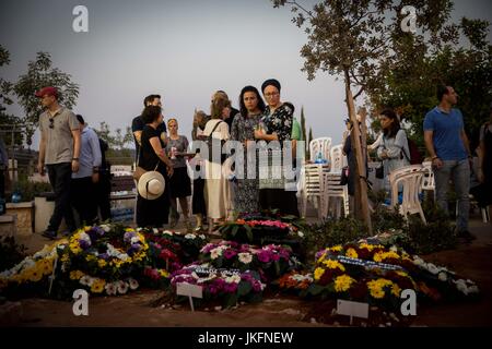 Modi'in, Modi nel cimitero. 23 Luglio, 2017. Le persone che frequentano i funerali dei tre israeliani uccisi in Cisgiordania insediamento di Halamish, in modi nel cimitero, il 23 luglio 2017. Un coltello-wielding uomo Palestinese pugnalato e ucciso tre israeliani e gravemente ferito un altro nella West Bank Settlement di Halamish venerdì scorso. Credito: JINI/Xinhua/Alamy Live News Foto Stock