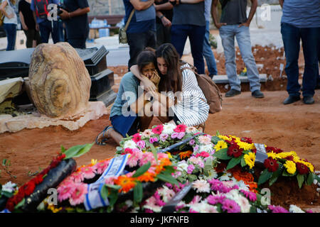 Modi'in, Modi nel cimitero. 23 Luglio, 2017. Le persone che frequentano i funerali dei tre israeliani uccisi in Cisgiordania insediamento di Halamish, in modi nel cimitero, il 23 luglio 2017. Un coltello-wielding uomo Palestinese pugnalato e ucciso tre israeliani e gravemente ferito un altro nella West Bank Settlement di Halamish venerdì scorso. Credito: Gil Cohen Magen/Xinhua/Alamy Live News Foto Stock