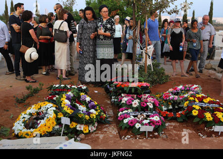 Modi'in, Modi nel cimitero. 23 Luglio, 2017. Le persone che frequentano i funerali dei tre israeliani uccisi in Cisgiordania insediamento di Halamish, in modi nel cimitero, il 23 luglio 2017. Un coltello-wielding uomo Palestinese pugnalato e ucciso tre israeliani e gravemente ferito un altro nella West Bank Settlement di Halamish venerdì scorso. Credito: Gil Cohen Magen/Xinhua/Alamy Live News Foto Stock