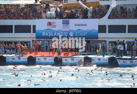 (170724) -- Istanbul, luglio 24, 2017(Xinhua) -- nuotatori tuffarsi in acqua durante la XXIX Bosforo Cross-Continental Nuoto gara di Istanbul, Turchia, il 23 luglio 2017. (Xinhua) Foto Stock