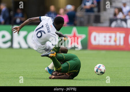 Vancouver, Canada. Il 23 luglio 2017. Tony Tchani (16) della Vancouver Whitecaps e Diego Chara (21) dei legnami Portland collidono. Vancouver Whitecaps vs legnami Portland BC Place Stadium. Portland vince 2-1 sopra Vancouver. Credito: Gerry Rousseau/Alamy Live News Foto Stock