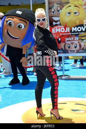 Los Angeles, Stati Uniti d'America. 23 Luglio, 2017. Christina Aguilera al mondo premiere per 'Il filmato Emoji' al Regency Village Theatre, Westwood. Credito: Sarah Stewart/Alamy Live News Foto Stock