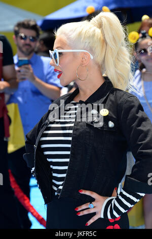 Los Angeles, Stati Uniti d'America. 23 Luglio, 2017. Christina Aguilera al mondo premiere per 'Il filmato Emoji' al Regency Village Theatre, Westwood. Credito: Sarah Stewart/Alamy Live News Foto Stock