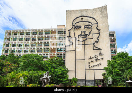Ministero cubano degli interni con memorial immagine 'Hasta la Victoria Siempre' di Che Guevara, Plaza de la Revolucion, Havana, Cuba Foto Stock