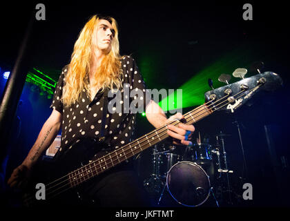 Guns 2 Roses, Chinnerys, Southend, Essex © Clarissa Debenham / Alamy Foto Stock