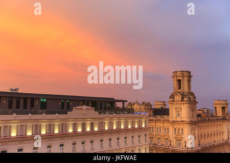 Tramonto sulla Vecchia Havana e il bar sul tetto del Kempinski Hotel e storica città vecchia di vista sul tetto, Havana, Cuba Foto Stock