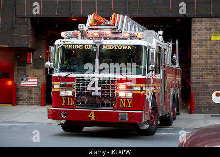 La città di New York Manhattan, FDNY orgoglio di midtown motore 54 Scala 4 Battaglione 9 su 8Th Avenue fire motore lasciando per un incendio di emergenza Foto Stock