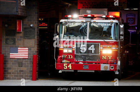 La città di New York Manhattan, FDNY senza mai perdere una performance engine 54 Scala 4 Battaglione 9 su 8Th Avenue fire motore lasciando per un incendio di emergenza Foto Stock