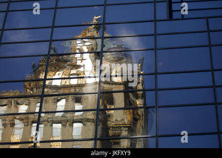 Edificio riflette Trump Tower a Manhattan, New York Foto Stock