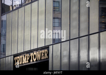 La città di New York Manhattan, Trump Tower porta sulla Quinta Avenue Foto Stock