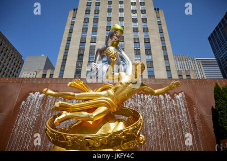 La città di New York Manhattan, seduto Ballerina, Jeff Koons enorme ballerina gonfiabile installato presso il Centro Rockefeller incorniciato con oro Prometeo statua Foto Stock