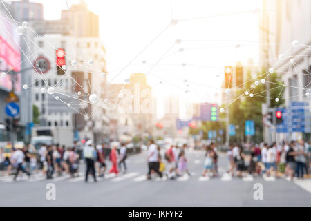 Internet delle cose , iot , smart city , i dati di grande concetto tecnologico. Le reti neurali collegare gli atomi e le sfocature gente di città cross street sfondo. Flare Foto Stock